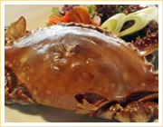 京庵 / 各種野菜や果物を入れて作られた自家製醤油タレに漬け込んだ、ワタリ蟹の独特の風味は一度食べたらやみつきに。