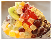 京庵 / 人気の韓国風かき氷は、食事の〆として最適。色鮮やかなフルーツと涼しげな食感でさらっといただける。