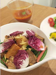 クッキングスタイルズ |カフェ1番人気の彩りも鮮やかな野菜もたっぷりの「梅山豚の角煮丼」。日本に100頭前後しかいない希少な豚を使用、食べられる場所が限られている珍しい一品です。旨味がありながらもあっさりした味わいをご堪能ください。