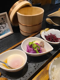 海と山とごはん |特製スープに、産地直送・10種類の色鮮やかなきのこをたっぷり。
〆はきのこの旨みを凝縮した絶品 山芋雑炊。心も体も整う、贅沢な薬膳鍋コースです。