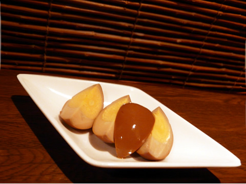 味彩特製「奄美の酢玉子(100円)」は、独特な甘さと酸味があとを引く1品。焼酎との相性も抜群の人気のおつまみ。