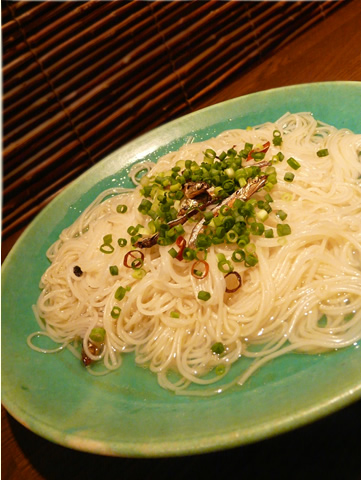 奄美伝統の家庭料理「油そーめん(550円)」。麺にダシをよく絡め、ピリッと唐辛子をアクセントにした、奄美のおふくろの味。