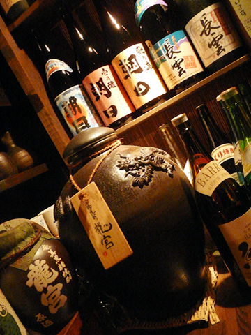奄美群島でしか製造が許されない「奄美黒糖焼酎(600円～)」。黒糖を原材料にしながらも、まるでウイスキーのような本格焼酎。