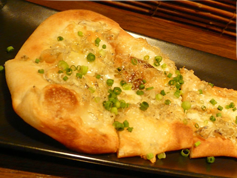 「ちりめんじゃことアンチョビのナンピザ(650円)」は香川県の燧灘産の上質なじゃこを使用。素材のよさがわかる1品。
