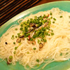 奄美伝統の家庭料理「油そーめん(550円)」。麺にダシをよく絡め、ピリッと唐辛子をアクセントにした、奄美のおふくろの味。