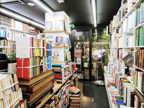 「店内」店内には絵本やコレクター向けの蔵書、洋書やディスプレイ向けの本などのが並びます。もちろんその場でお求めいただけます。