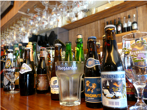 ベルギービールのボトルは１００種類以上。全て専用グラスで提供。