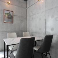 開放感のある店内は、デートや女子会、記念日から普段の飲み会までシーンを問わずご利用いただけます。