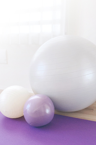 施術やお体の状態に合わせてボールの大きさを変えてゆきます。