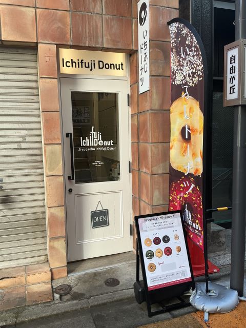 入口は白いドアが目印です。ここから階段を上ります。