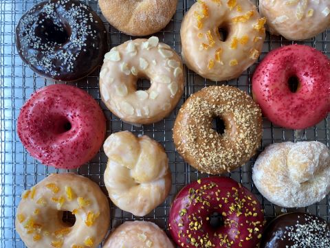 北海道産小麦を主原料に、口どけのよい食感にこだわっています。