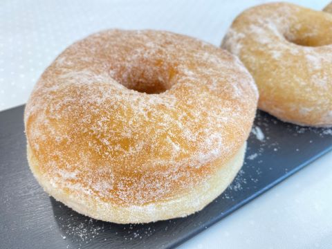 1番人気「オリジナル」→ ふんわりとした生地に、優しい甘さのシュガーをまぶしました◎