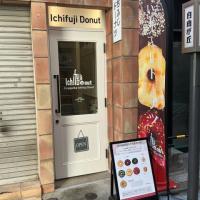 入口は白いドアが目印です。ここから階段を上ります。