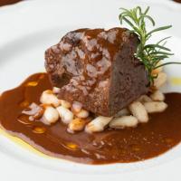 肉料理もしっかりご用意。人気の牛ほほ肉の赤ワイン煮込み