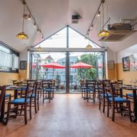 店内28席。天井高く明るく開放感のあるお店です！