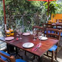 天気の良い日はテラス席も。気持ちのいい風を感じながらのお食事はまた格別です。