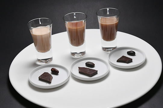 【産地比べセット】の3種の異なるカカオの「ショコラショー・カカオ豆・チョコレート」を比べられるイートイン限定メニュー。 