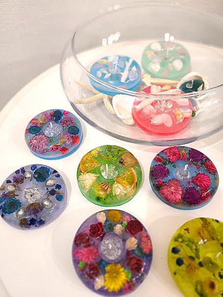 とてもかわいいドーナツ型のアロマキャンドル。お花をいっぱい詰め込んで2個制作ができます！夏は貝殻も大人気！ 水に浮かべて海をイメージするのも素敵です。
