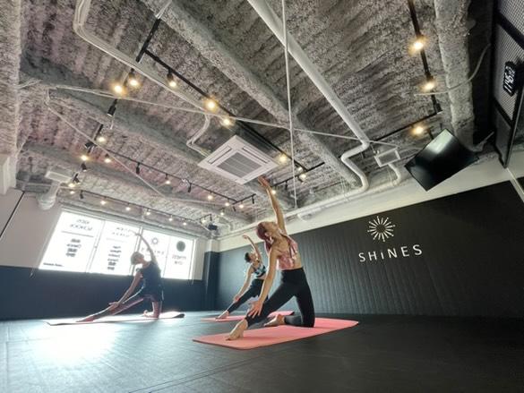 マットが設置されたスタジオ。スクールはYoga、SHiNES Pilates、ZUMBA®、Body Make、ダンス、タヒチアンダンス、ベリーダンス、ブラジリアン柔術、沖縄空手、操体法、キッズダンス、キッズ体操、キッズ空手など様々なジャンルのクラスを提供。ジムスクール会員、ジュニアスクール会員（中1～高3）、キッズスクール会員（5才～小6）の方はスクール受け放題※。やってみたかったコンテンツを自分のペースで楽しむことができます。 ※クラスにより年齢制限があります。