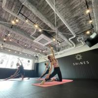 マットが設置されたスタジオ。スクールはYoga、SHiNES Pilates、ZUMBA®、Body Make、ダンス、タヒチアンダンス、ベリーダンス、ブラジリアン柔術、沖縄空手、操体法、キッズダンス、キッズ体操、キッズ空手など様々なジャンルのクラスを提供。ジムスクール会員、ジュニアスクール会員（中1～高3）、キッズスクール会員（5才～小6）の方はスクール受け放題※。やってみたかったコンテンツを自分のペースで楽しむことができます。 ※クラスにより年齢制限があります。