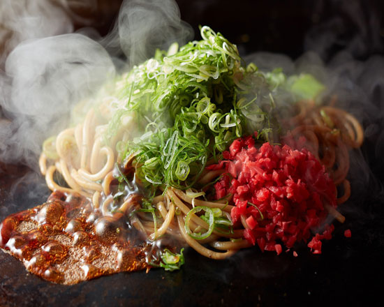 東京では珍しい京都の九条ねぎをふんだんに使った本格的な九条ねぎ専門店。関西風のお好み焼き、ねぎ焼き、焼きそばを鉄板で焼き上げます。