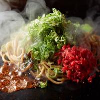 東京では珍しい京都の九条ねぎをふんだんに使った本格的な九条ねぎ専門店。関西風のお好み焼き、ねぎ焼き、焼きそばを鉄板で焼き上げます。