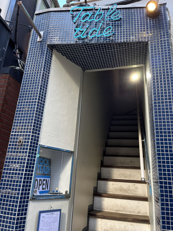 路地に入って右の青いタイルが目印です