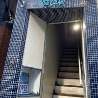 路地に入って右の青いタイルが目印です